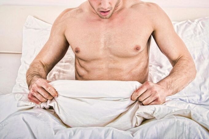 Ein Mann denkt an eine Zunahme des Penis