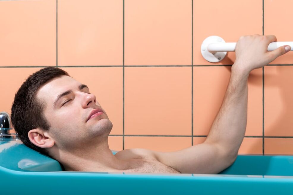 Ein Mann nimmt ein Bad mit Backpulver, um seinen Penis zu vergrößern