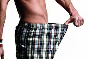 Der Mann schaut auf den Penis und möchte ihn erhöhen